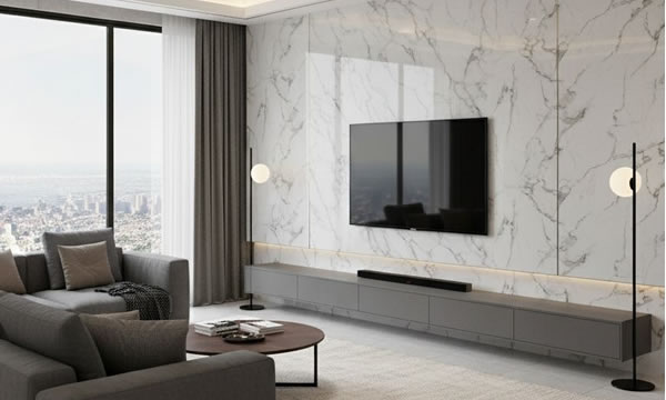 Salon duvarında dekoratif PVC panel uygulaması